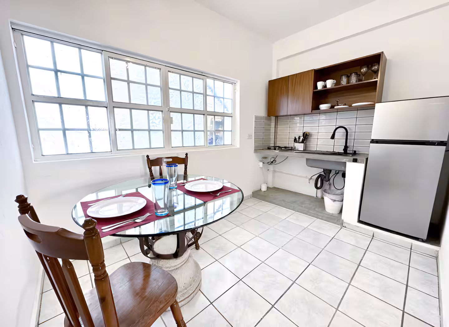 Kitchenette and round dining table