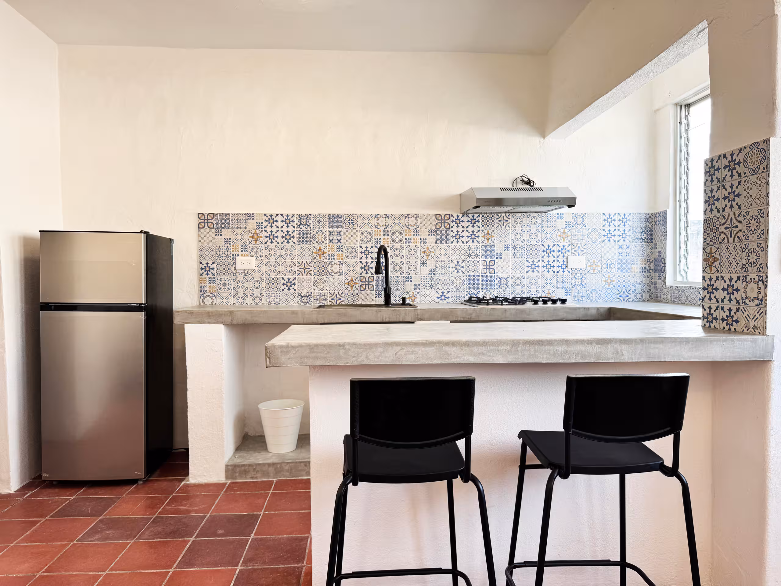 Kitchen with tiled backsplash and breakfast counter